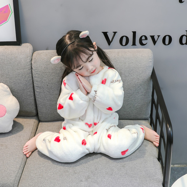 Gyermek téli pizsama lányoknak fehér és rózsaszín színben, cipzárral