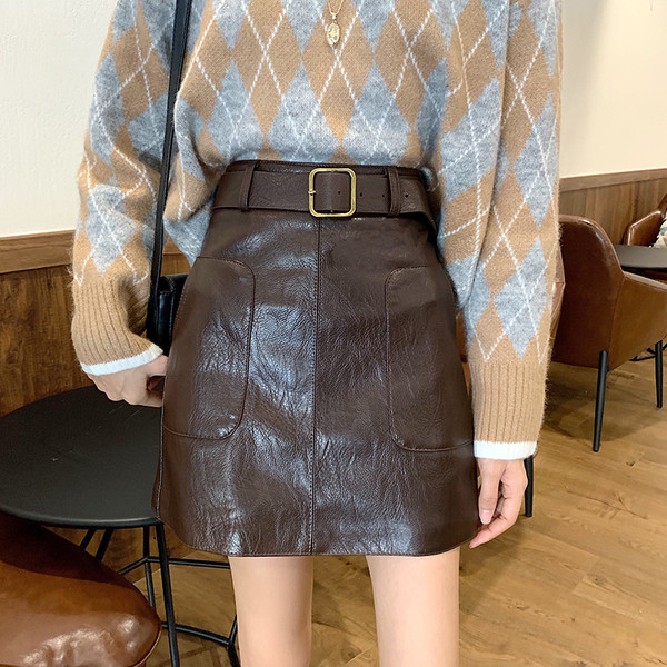 Μοντέρνα γυναικεία κοντύ φούστα από  οικολογικού δέρμα σε δύο χρώματα με ζώνη