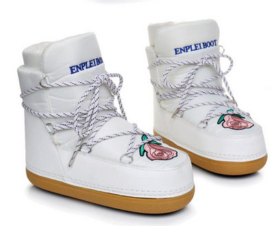 NEW μοντέλο χειμωνιάτικες γυναικείες μπότες με έγχρωμο κεντήματα σε λευκό και μαύρο χρώμα