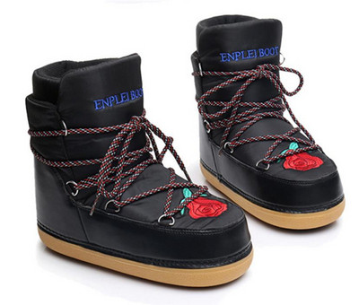 NEW μοντέλο χειμωνιάτικες γυναικείες μπότες με έγχρωμο κεντήματα σε λευκό και μαύρο χρώμα