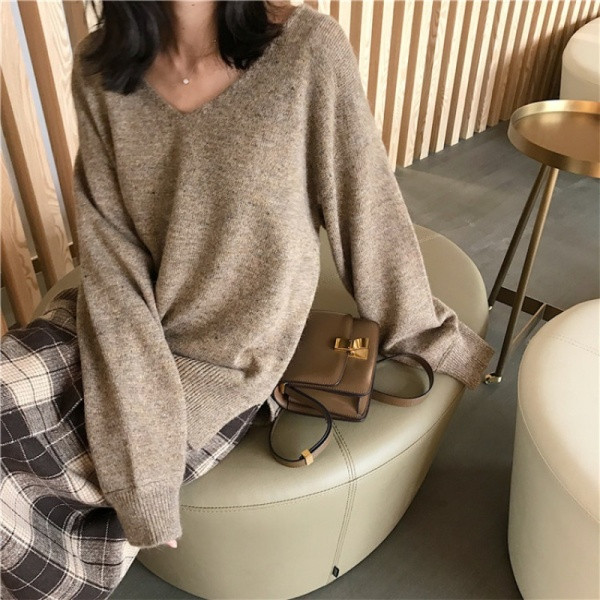 Női kötött széles pulóver spitz nyakkivágással