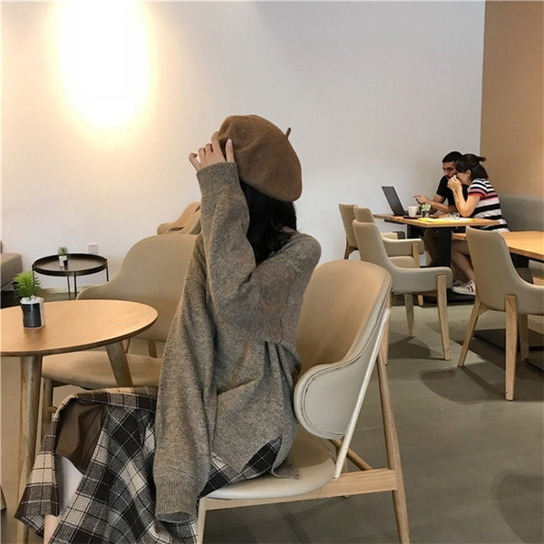 Női kötött széles pulóver spitz nyakkivágással