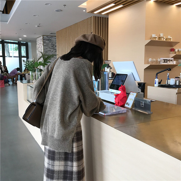 Női kötött széles pulóver spitz nyakkivágással