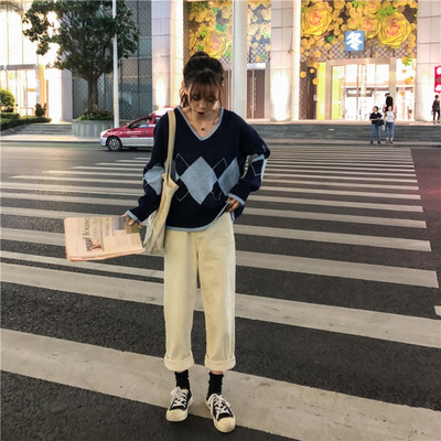 Széles téli kockás pulóver V-nyakkal