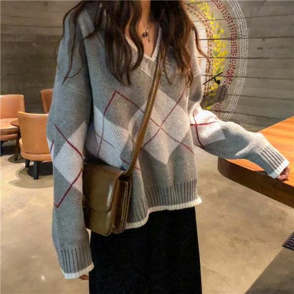 Széles téli kockás pulóver V-nyakkal
