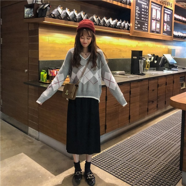 Széles téli kockás pulóver V-nyakkal