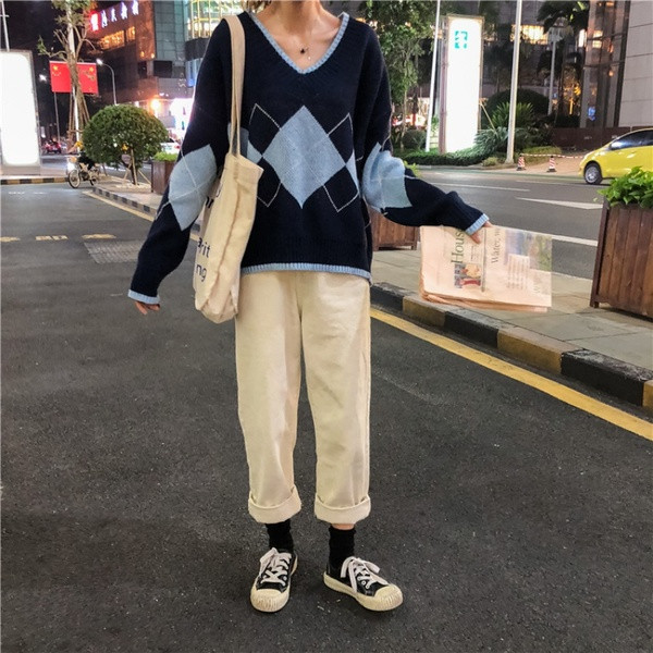 Széles téli kockás pulóver V-nyakkal