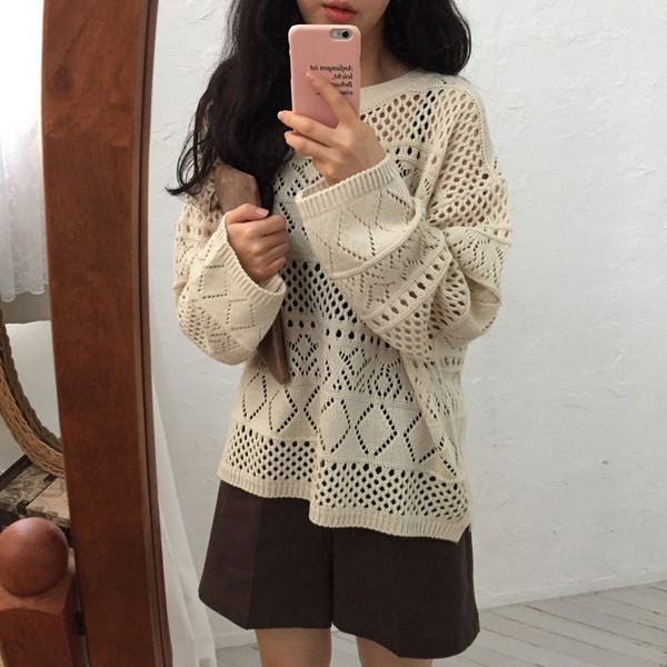 Modern vékony pulóver bézs és fekete kivágásokkal