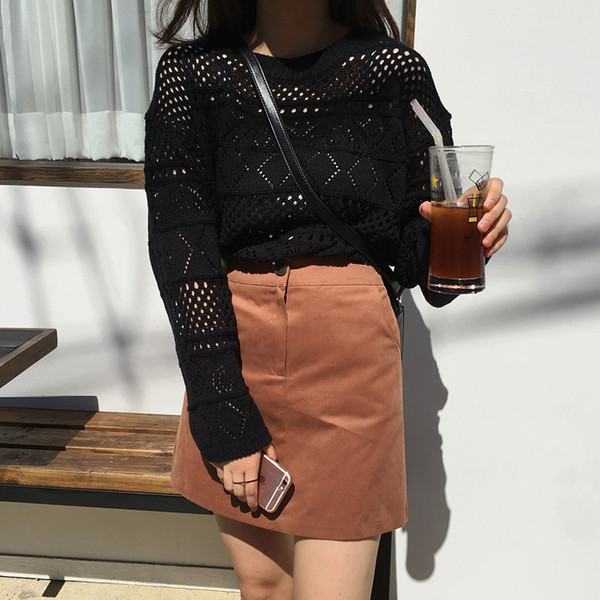 Modern vékony pulóver bézs és fekete kivágásokkal