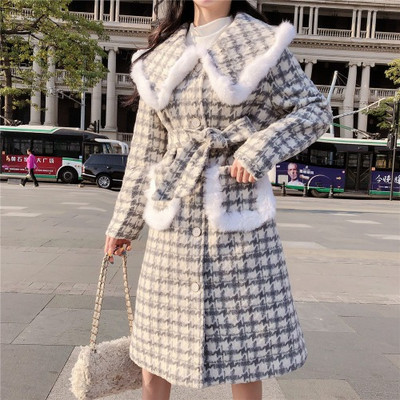 Kockás női kabát övvel, gombokkal és pehelyszínnel szürke és fekete színben