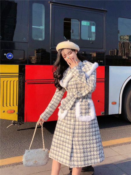 Kockás női kabát övvel, gombokkal és pehelyszínnel szürke és fekete színben