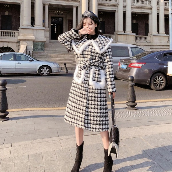 Kockás női kabát övvel, gombokkal és pehelyszínnel szürke és fekete színben