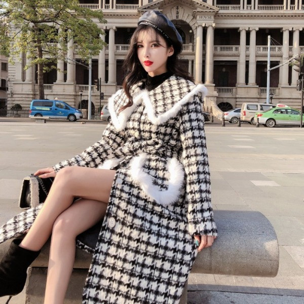 Kockás női kabát övvel, gombokkal és pehelyszínnel szürke és fekete színben