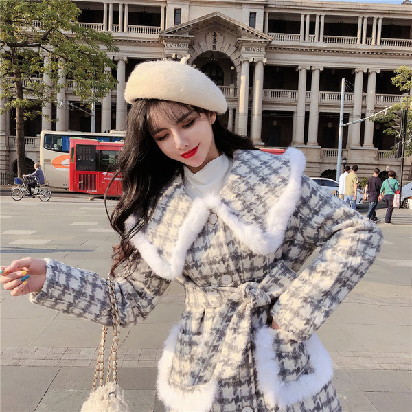 Kockás női kabát övvel, gombokkal és pehelyszínnel szürke és fekete színben