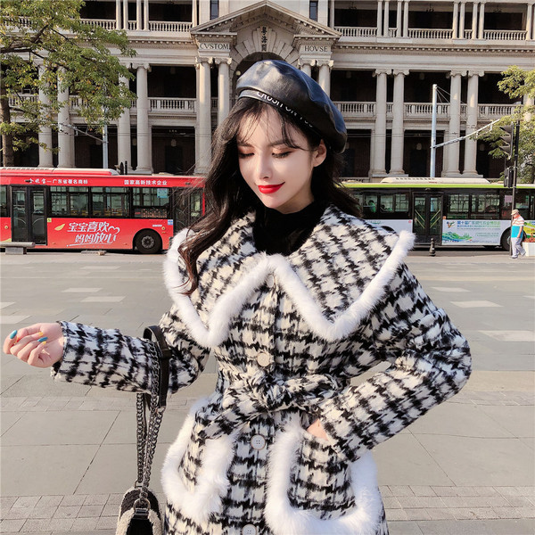 Kockás női kabát övvel, gombokkal és pehelyszínnel szürke és fekete színben