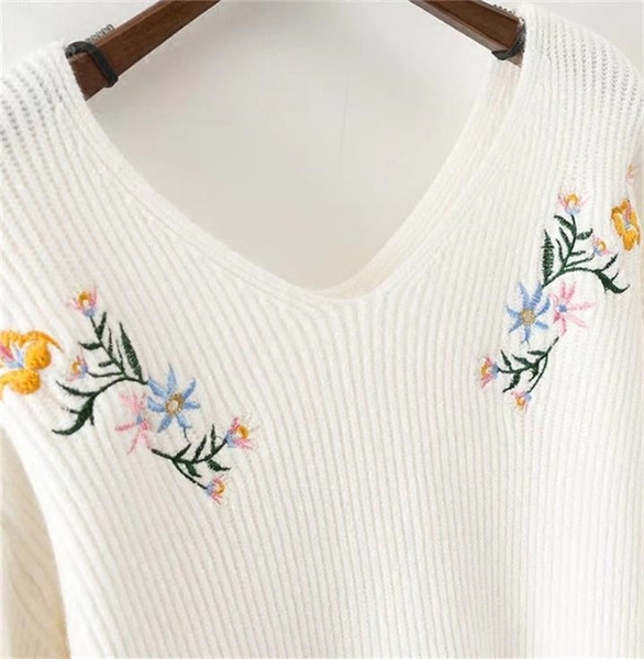 Γυναικείο πουλόβερ για το φθινώπορο και το χειμώνα σε λευκό  χρώμα με κεντήματα