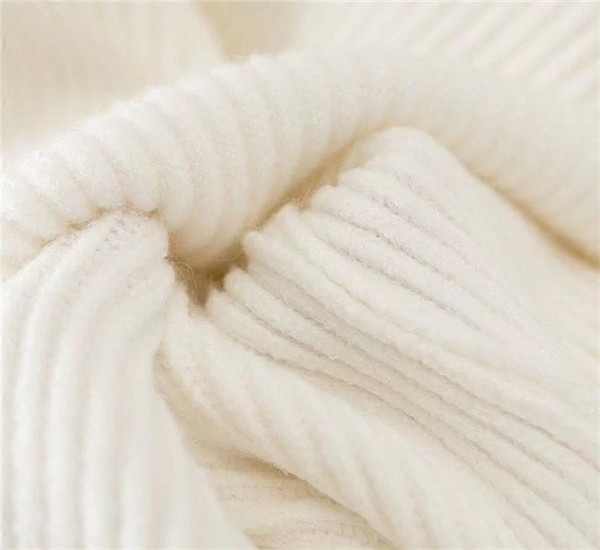 Γυναικείο πουλόβερ για το φθινώπορο και το χειμώνα σε λευκό  χρώμα με κεντήματα