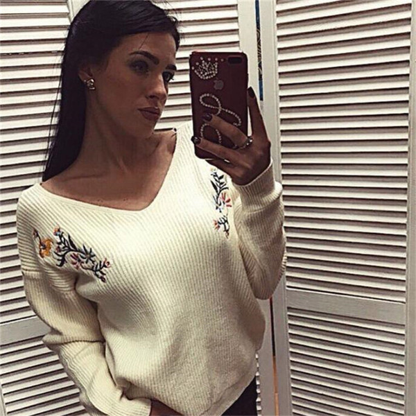 Γυναικείο πουλόβερ για το φθινώπορο και το χειμώνα σε λευκό  χρώμα με κεντήματα