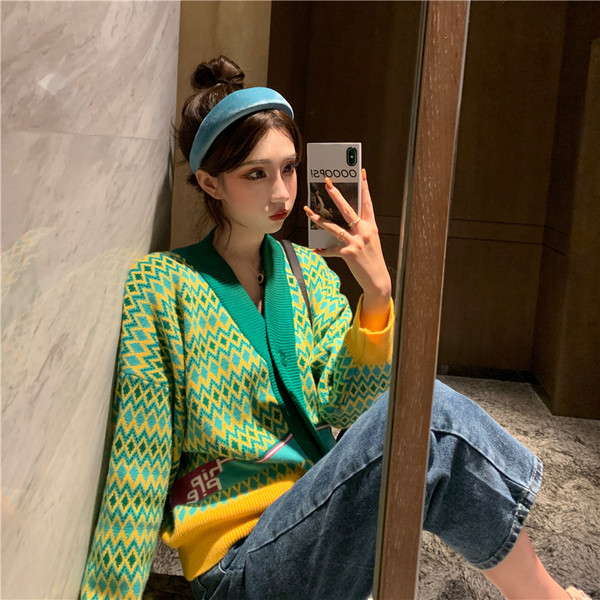 Rövid, hétköznapi kardigán mintás mintával és gombokkal