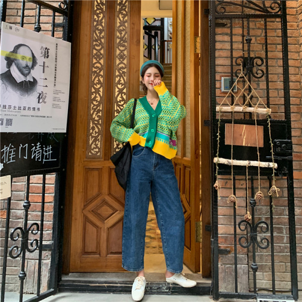 Rövid, hétköznapi kardigán mintás mintával és gombokkal