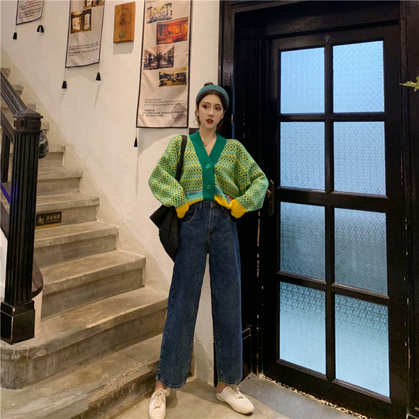 Rövid, hétköznapi kardigán mintás mintával és gombokkal