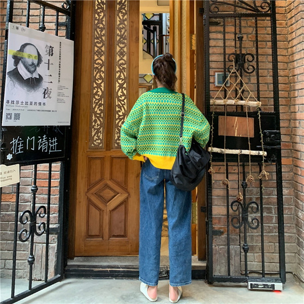 Rövid, hétköznapi kardigán mintás mintával és gombokkal