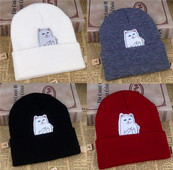 Női alkalmi őszi sapka több színben hímzéssel