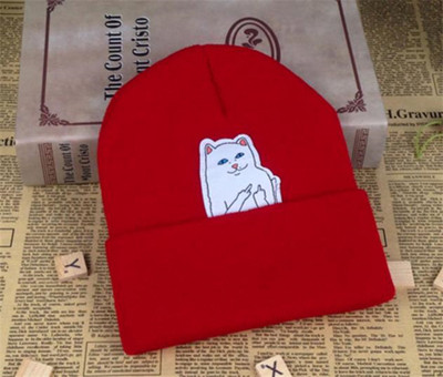 Női alkalmi őszi sapka több színben hímzéssel