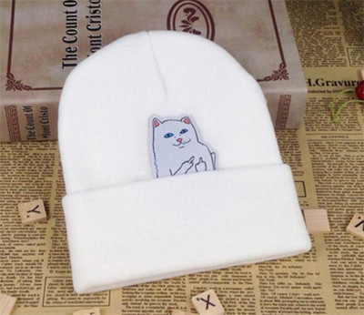 Női alkalmi őszi sapka több színben hímzéssel