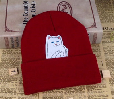 Női alkalmi őszi sapka több színben hímzéssel