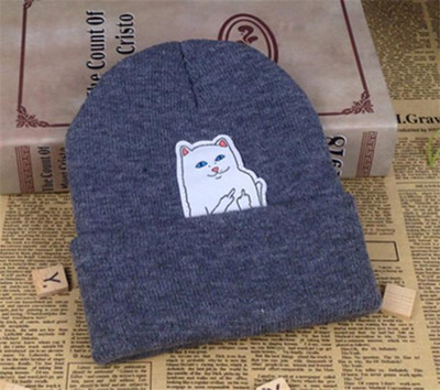 Női alkalmi őszi sapka több színben hímzéssel