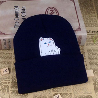 Női alkalmi őszi sapka több színben hímzéssel