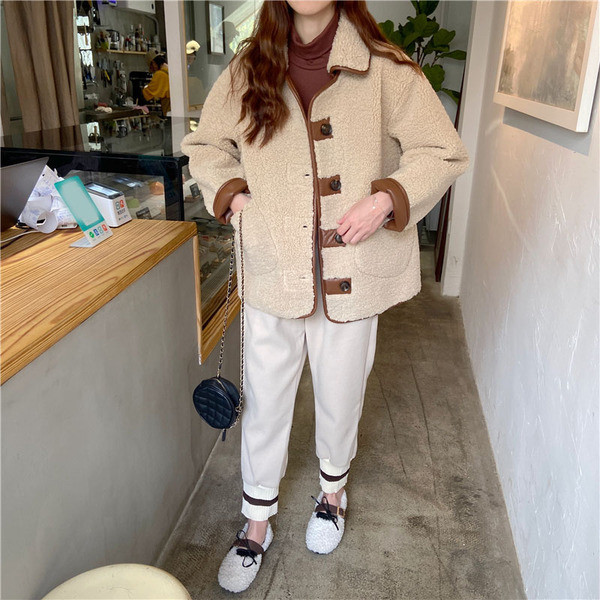 Μοντέρνο γυναικείο λεπτό παλτό  με τσέπες σε μπεζ τσέπες