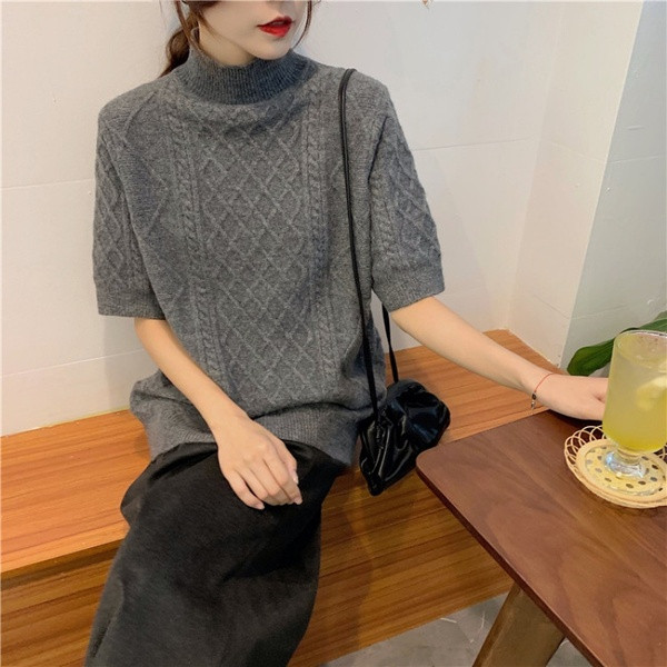 Γυναικείο λεπτό πουλόβερ με κολάρο και κοντό μανίκι