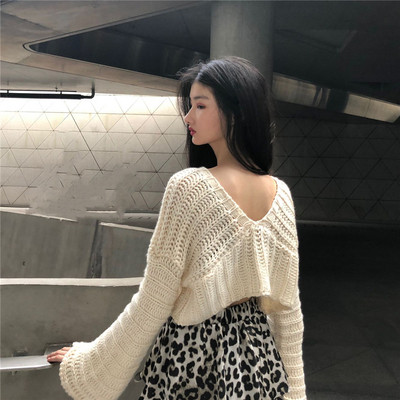 Rövid és széles pulóver V-nyakkal, fehér és fekete színben