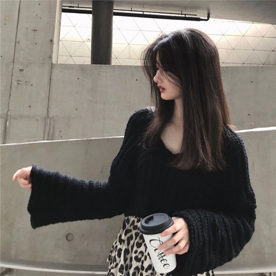 Rövid és széles pulóver V-nyakkal, fehér és fekete színben