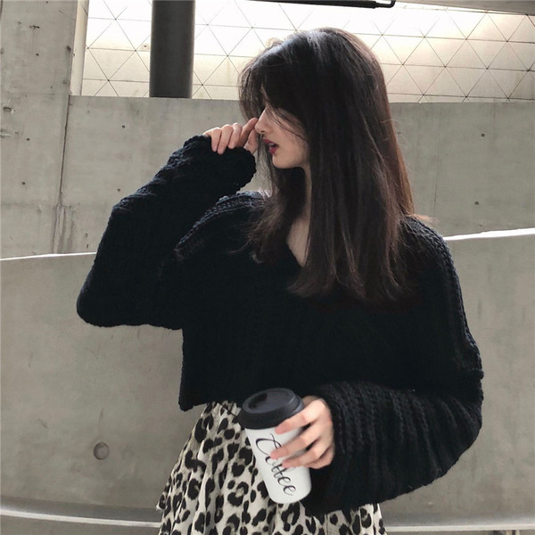 Rövid és széles pulóver V-nyakkal, fehér és fekete színben