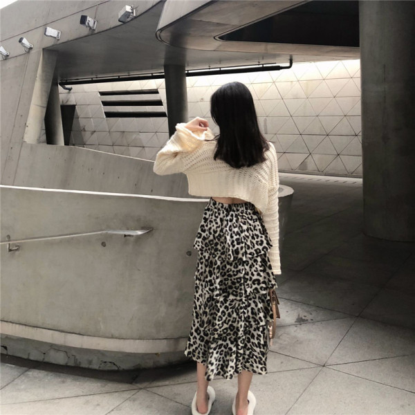 Rövid és széles pulóver V-nyakkal, fehér és fekete színben