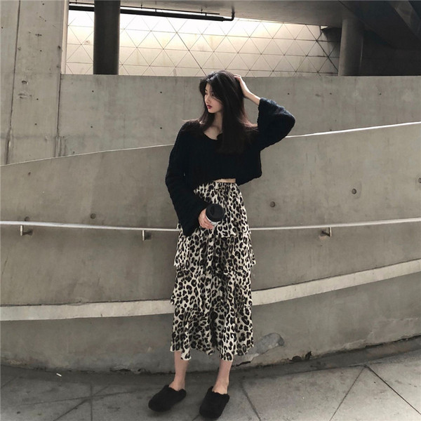 Rövid és széles pulóver V-nyakkal, fehér és fekete színben