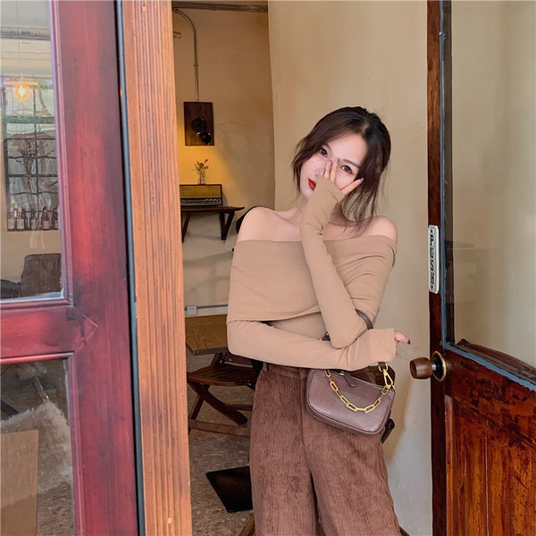 Bluză de damă cu mâneci lungi și umerii goi