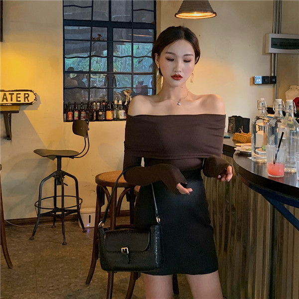 Bluză de damă cu mâneci lungi și umerii goi