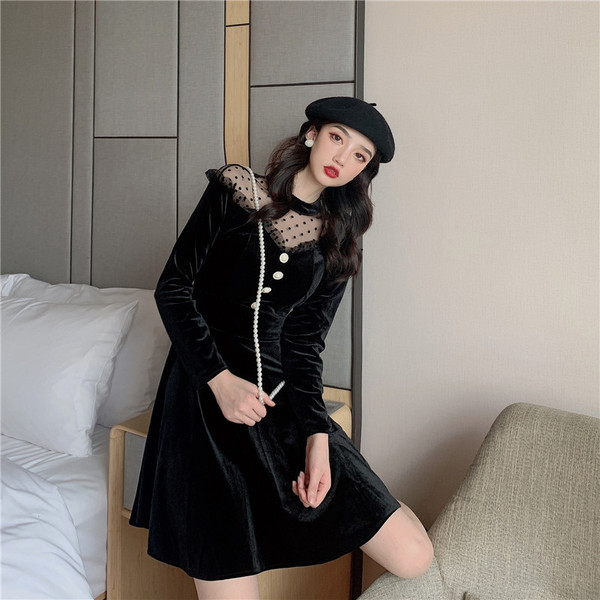 Modern női ruha tüll és bársony gombokkal, piros és fekete színben