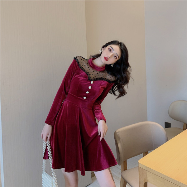 Modern női ruha tüll és bársony gombokkal, piros és fekete színben