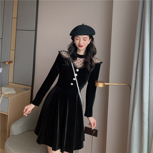 Modern női ruha tüll és bársony gombokkal, piros és fekete színben