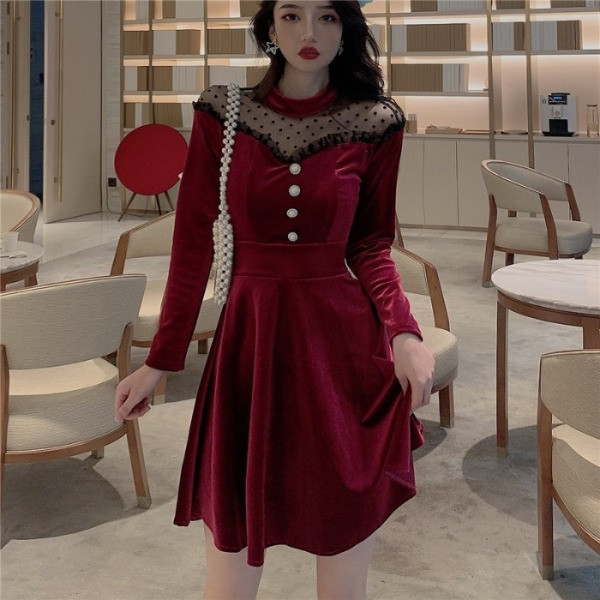 Modern női ruha tüll és bársony gombokkal, piros és fekete színben