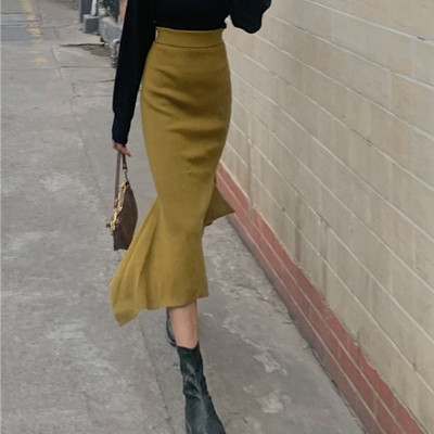 Testreszabott női szoknya, magas derékkal, sliccel mustár színű