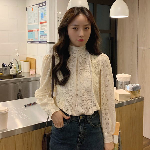 Μοντέρνα γυναικεία μπλούζασε τρία χρώματα με μισό υψηλό γιακά