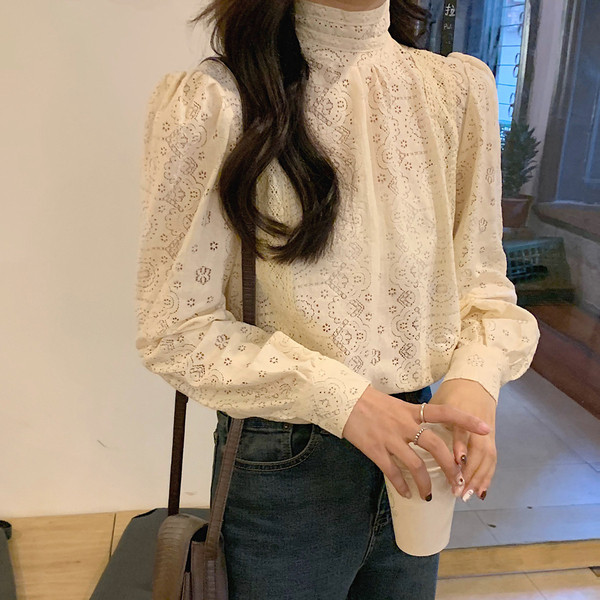 Μοντέρνα γυναικεία μπλούζασε τρία χρώματα με μισό υψηλό γιακά