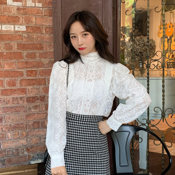 Μοντέρνα γυναικεία μπλούζασε τρία χρώματα με μισό υψηλό γιακά