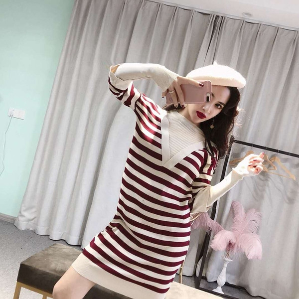 Csíkos női ruha kerek nyakkivágással, fekete és piros színben